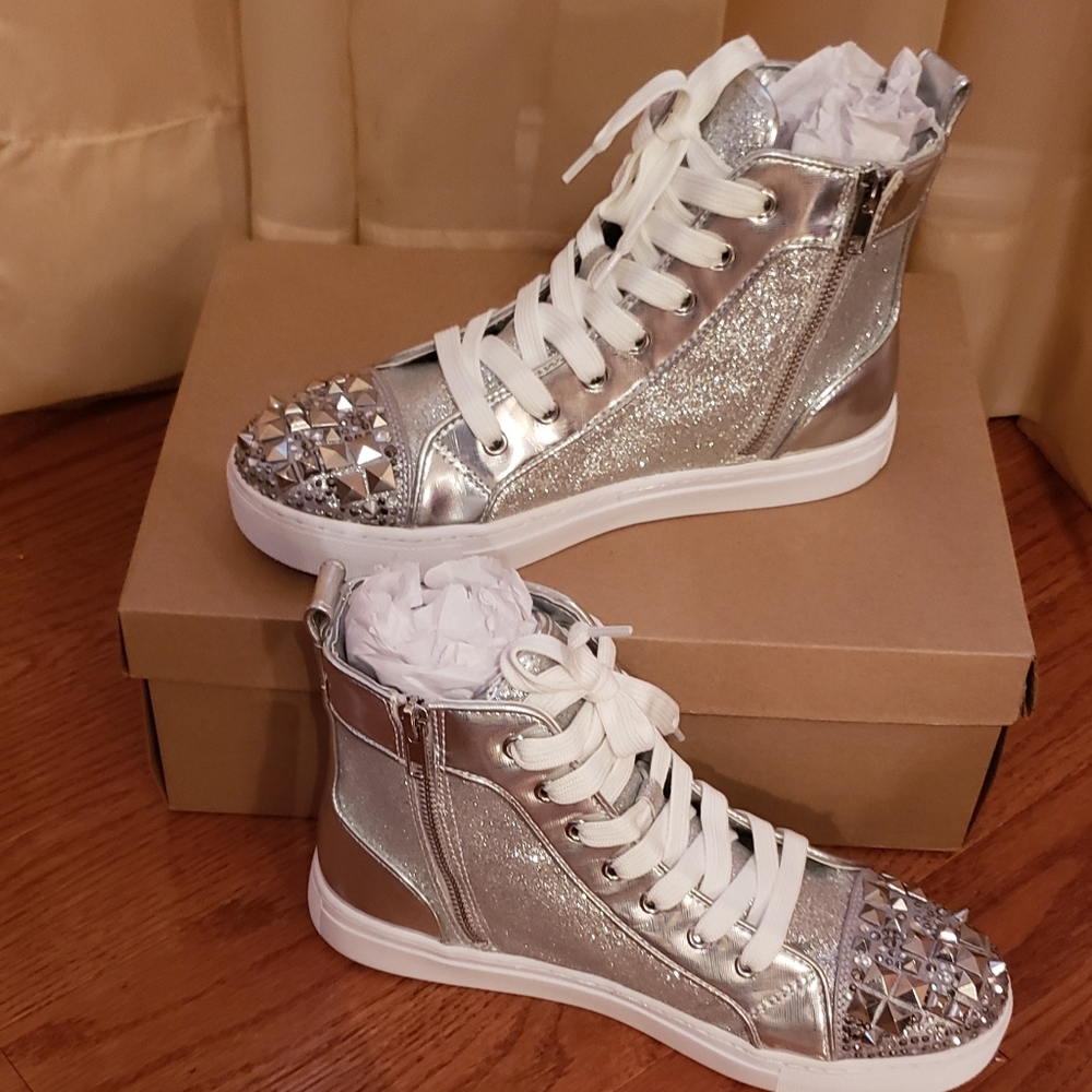 Sneakers - Picture 2 of 6